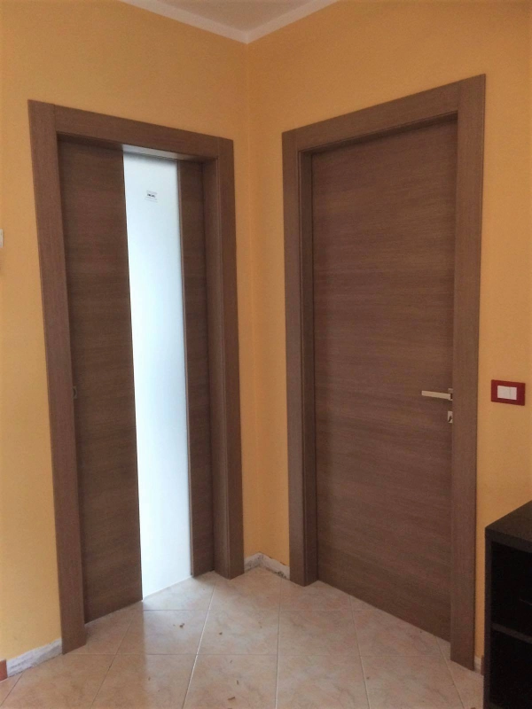 coppia-di-porte-in-legno-marroni