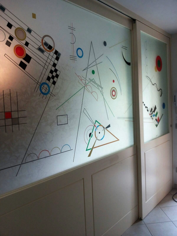 parete-scorrevole-in-legno-vetro-decorata
