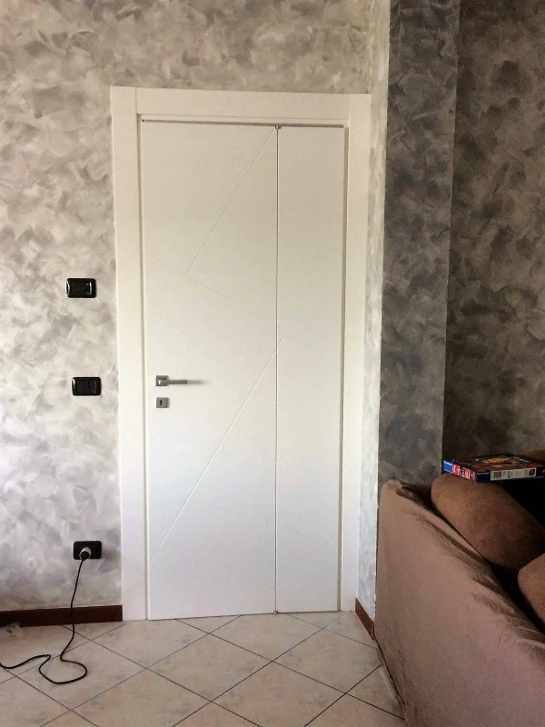 porta-con-decorazioni-intagliate-in-legno