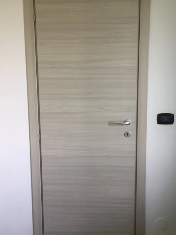 porta-da-interno-realizzata-in-legno-su-misura