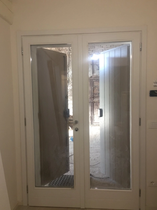 porta-finestra-con-scuroni-in-pvc-bianca-correggio