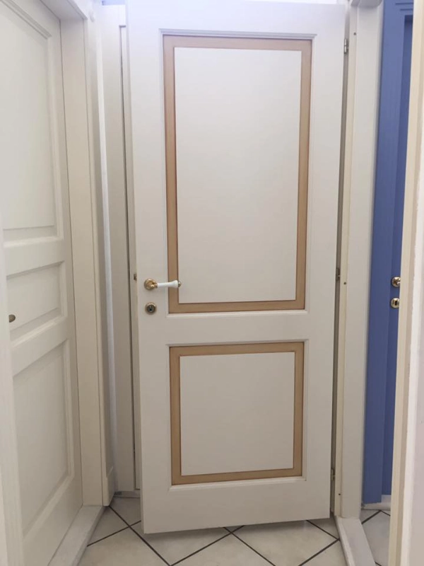 porta-in-legno-bianca-con-cornice-oro