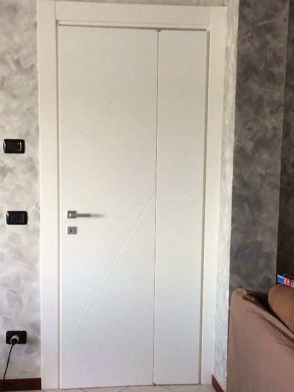 porta-in-legno-bianca-con-intagli