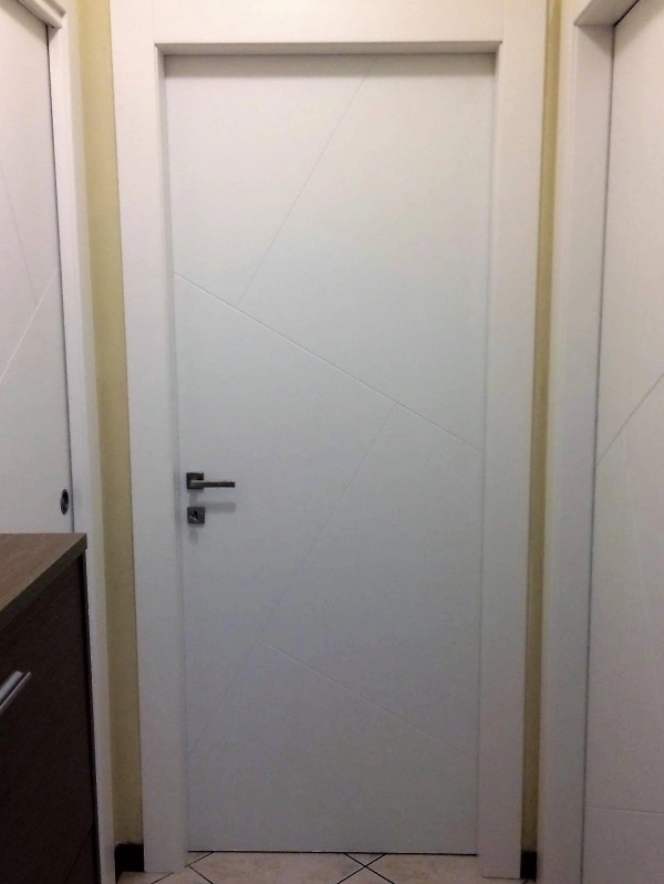 porta-in-legno-bianco-con-cornice-in-oro