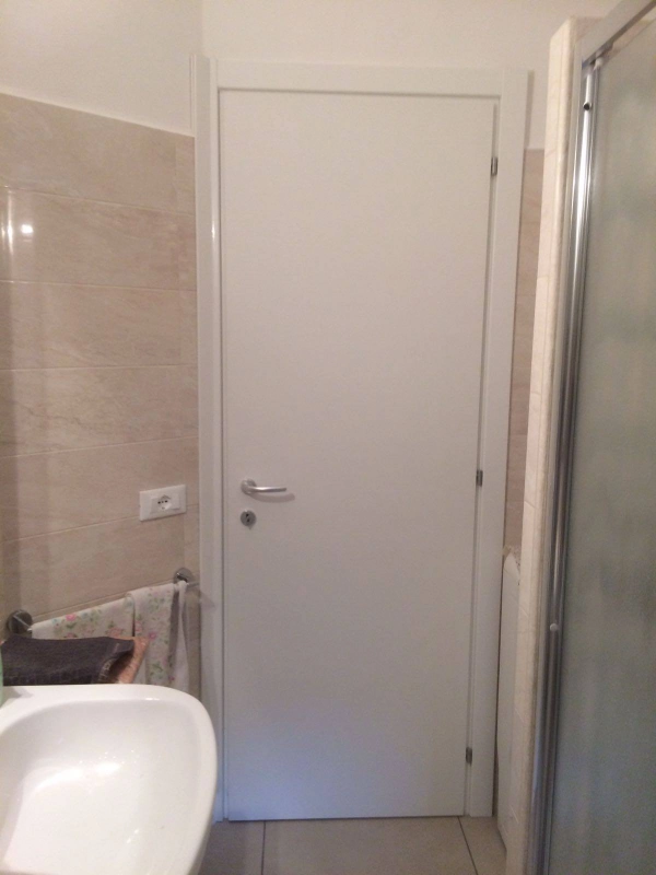 porta-per-bagno-installata-da-olivi-ildebrando-falegnameria