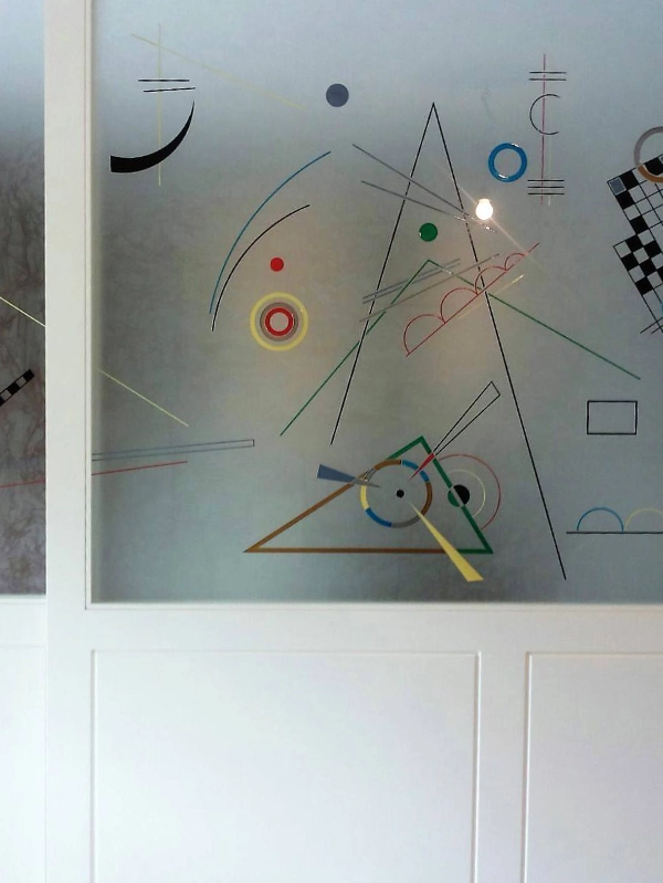 porta-scorrevole-in-legno-e-vetro-decorato