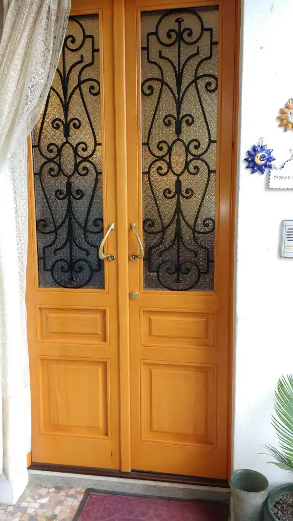 portoncino-in-legno-con-inserti-in-ferro-battuto-decorativo